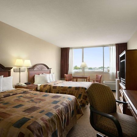 Days Inn By Wyndham Sidney Oh Buitenkant foto