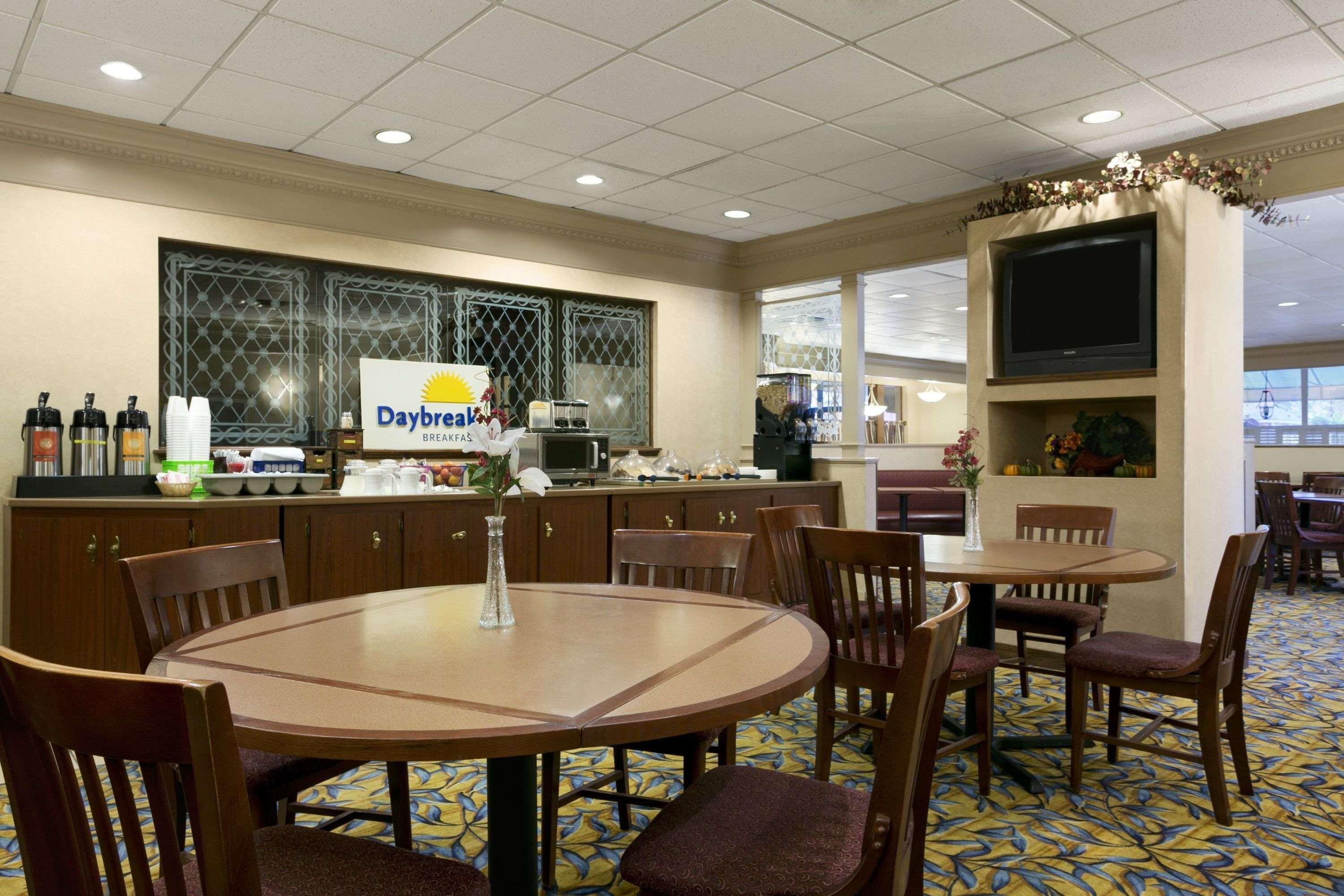Days Inn By Wyndham Sidney Oh Buitenkant foto